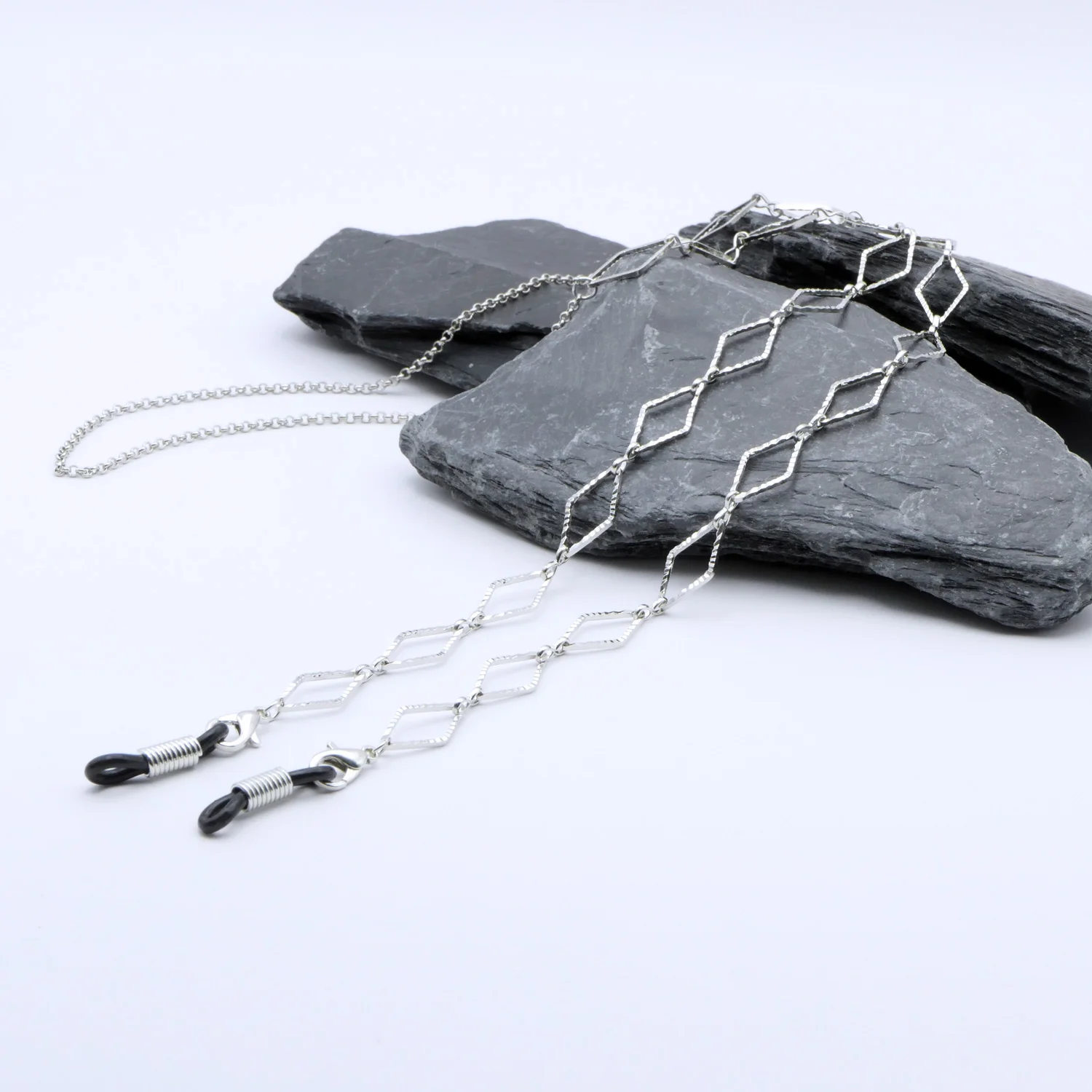 Silberne Brillenkette mit Rauten