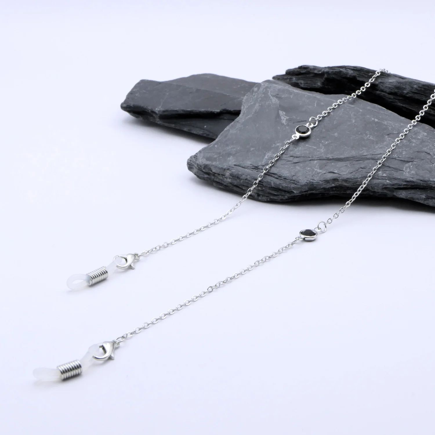 Chaine à lunettes argentée aux deux perles noires de jais