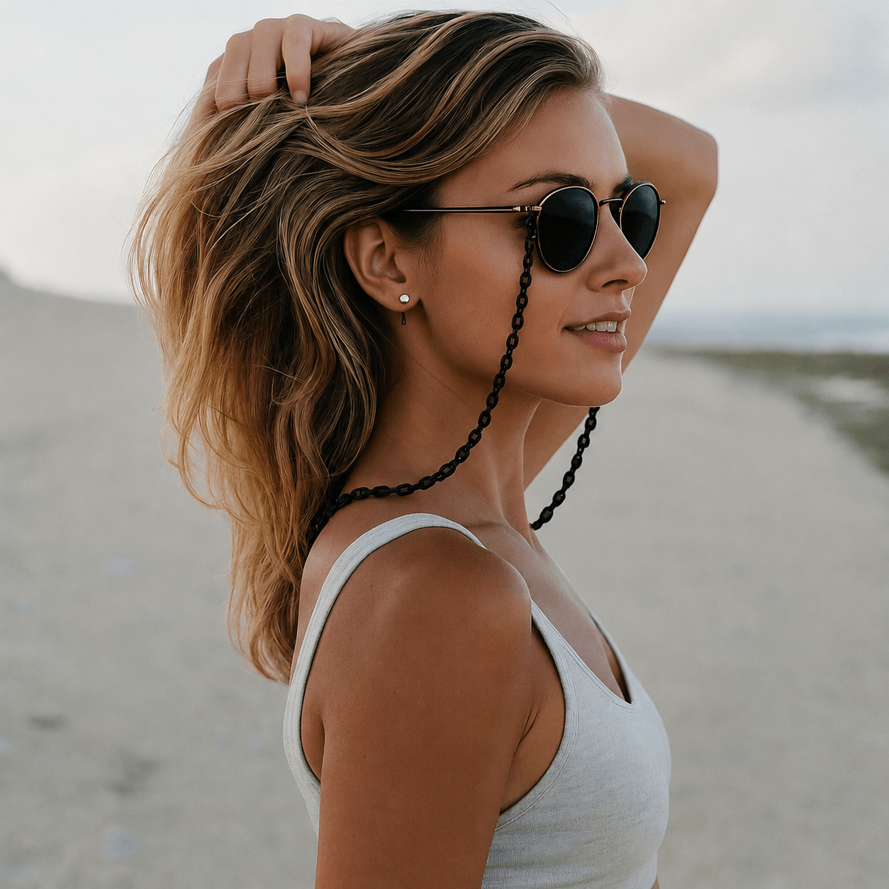 Chaine à lunettes CALABRIA en fines mailles noires (2)